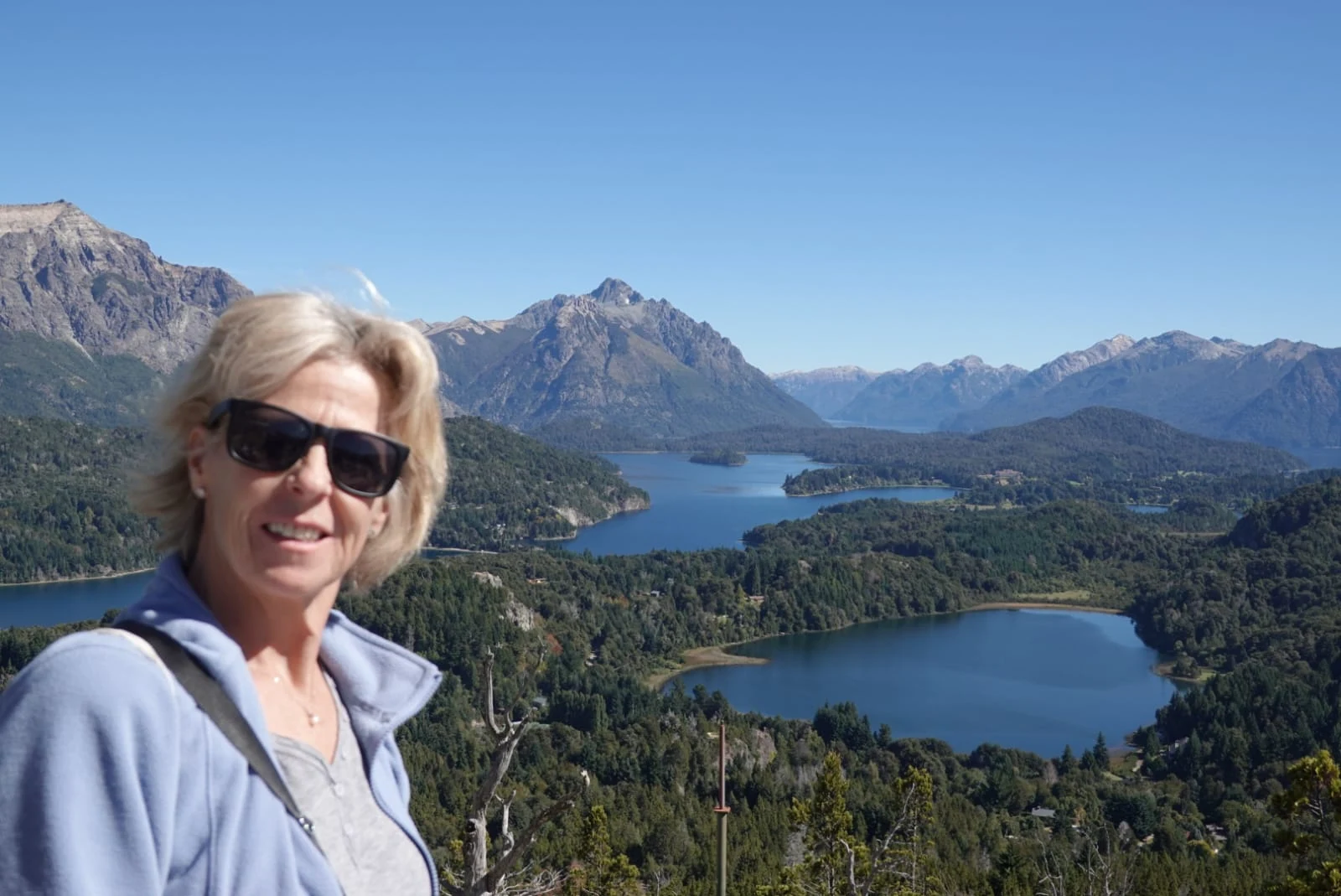 Gloria frente a los lagos de Bariloche