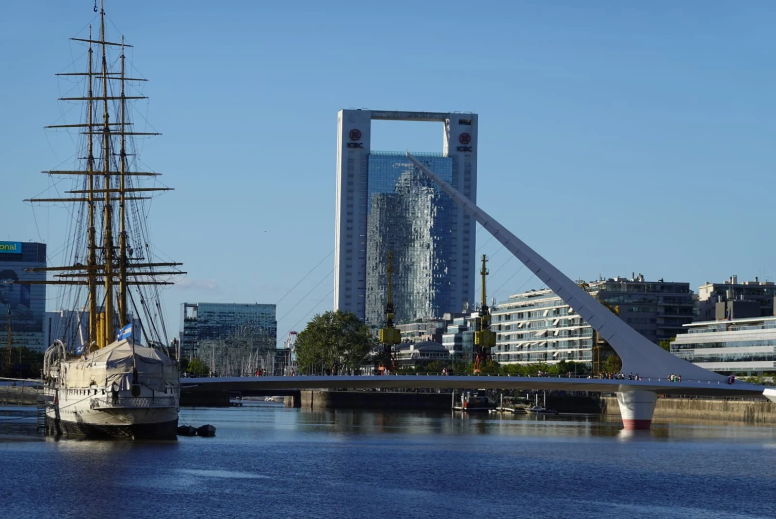 Puerto y puente en Buenos Aires