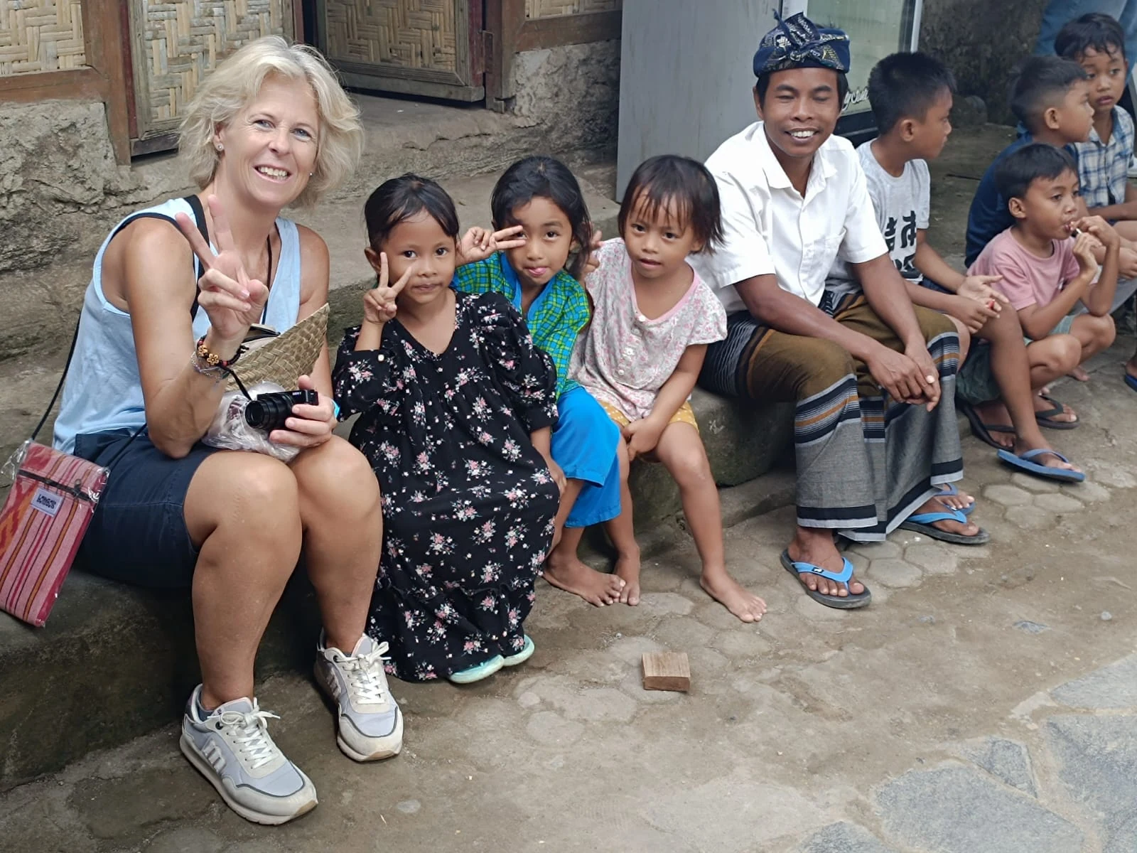 Gloria compartiendo un momento con adultos y niños en Indonesia
