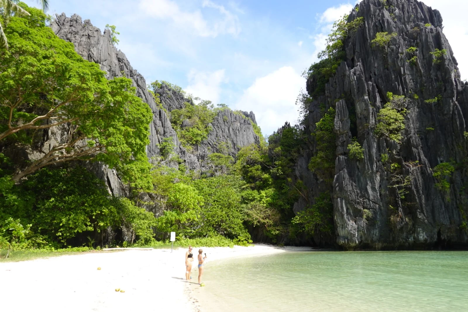 Playa entre acantilados en El Nido, Filipinas