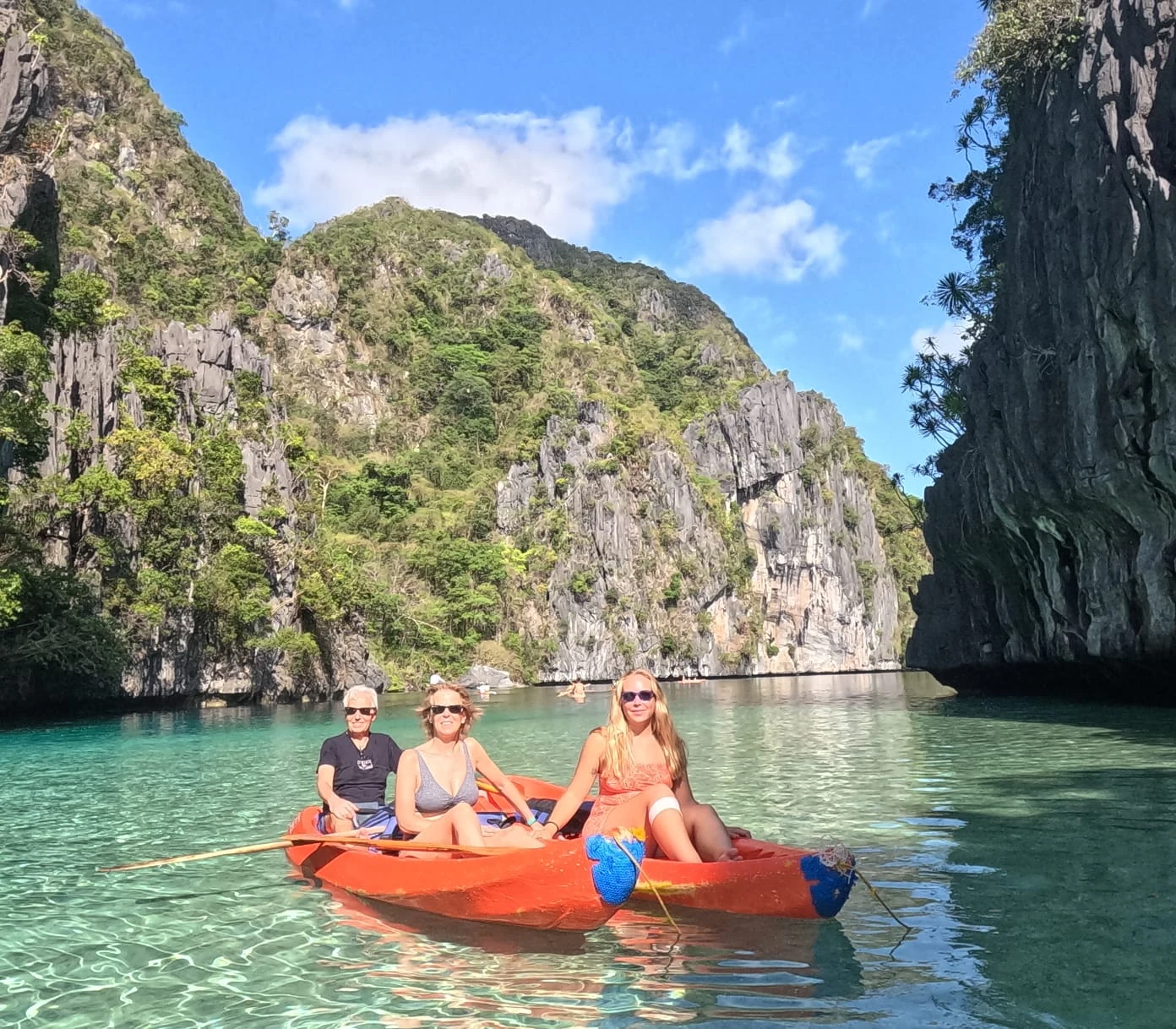 Viajeros en una canoa en El Nido, Filipinas