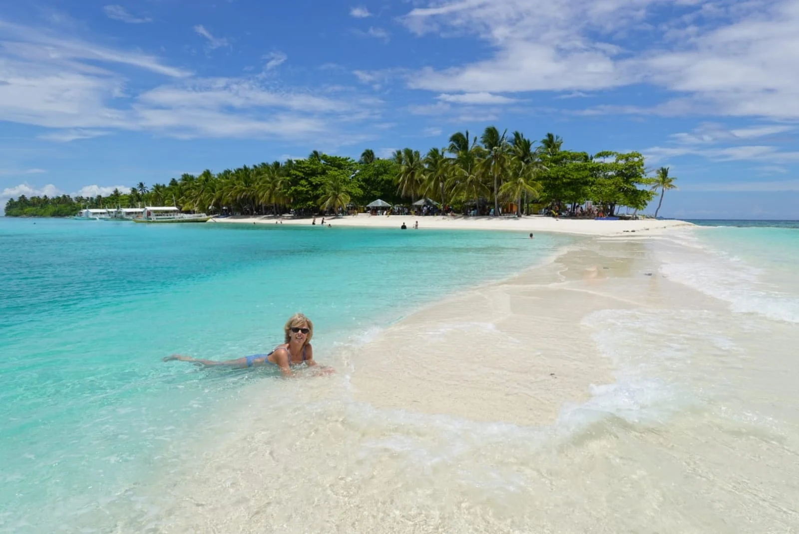 Gloria en el agua junto a una isla y un banco de arena en Filipinas