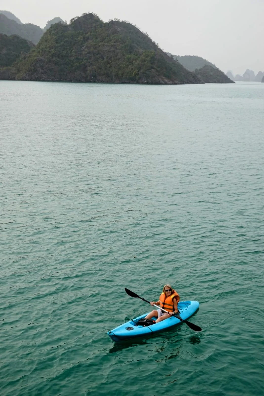 Kayak entre las islas de la bahía de Halong