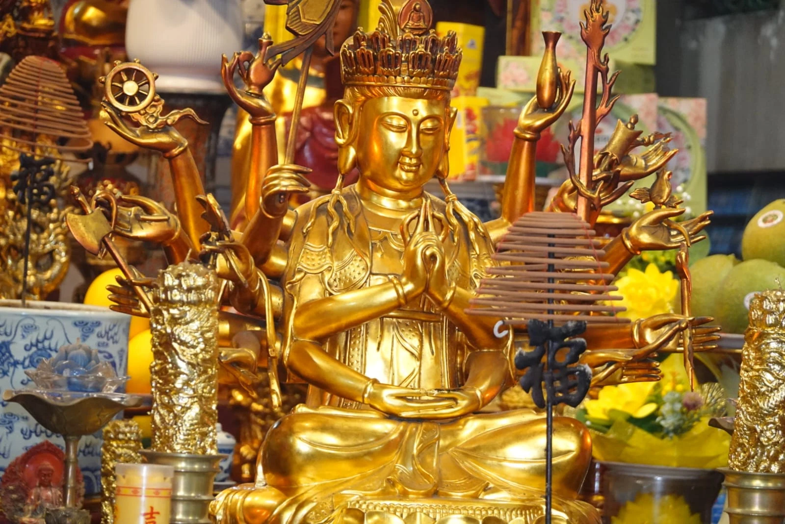 Estatua dorada en un templo de Vietnam