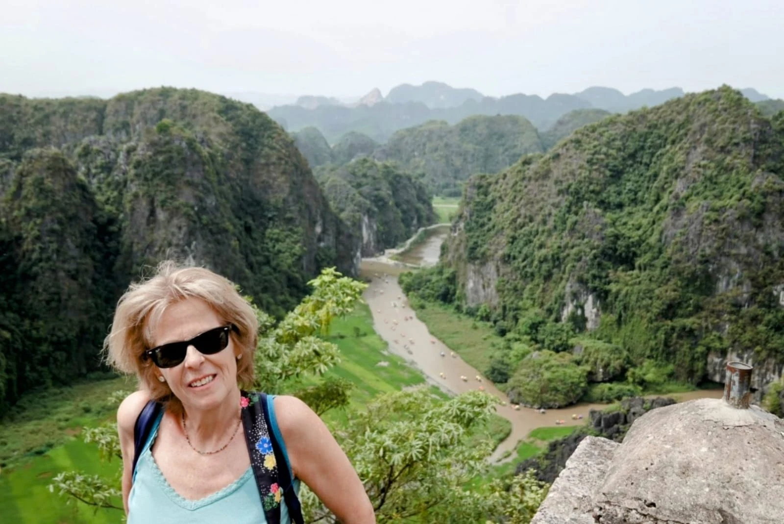 Gloria ante un valle y montañas de piedra caliza en Vietnam