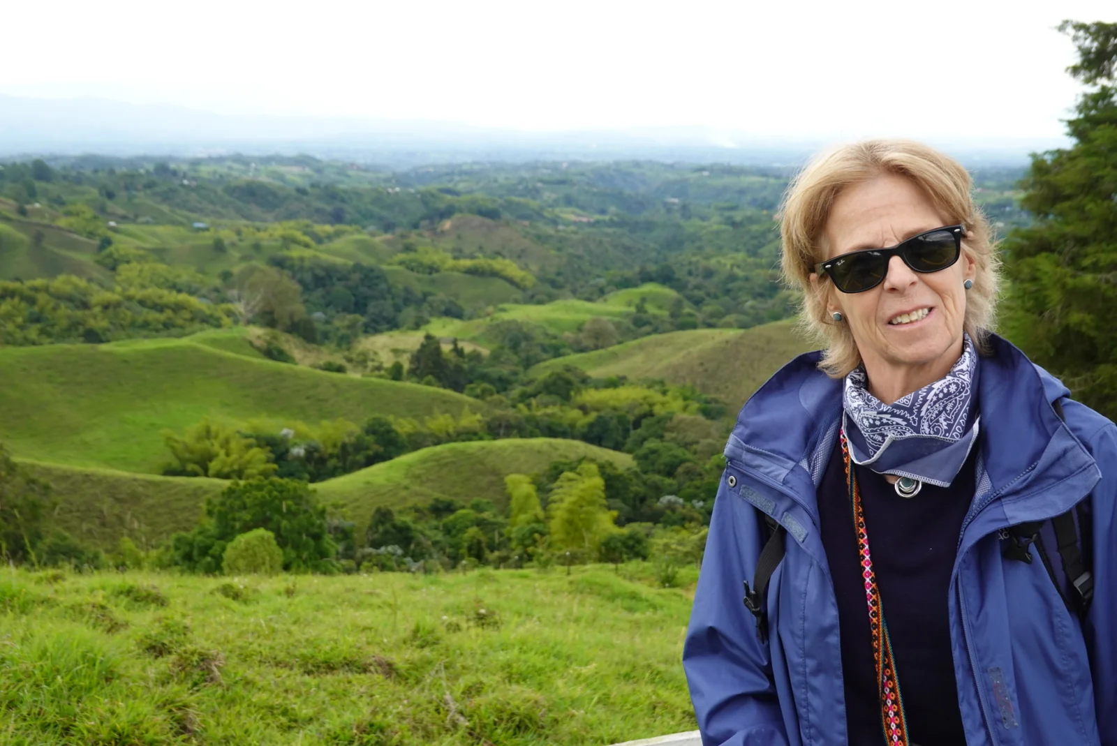 Gloria ante las colinas verdes del Eje Cafetero de Colombia.