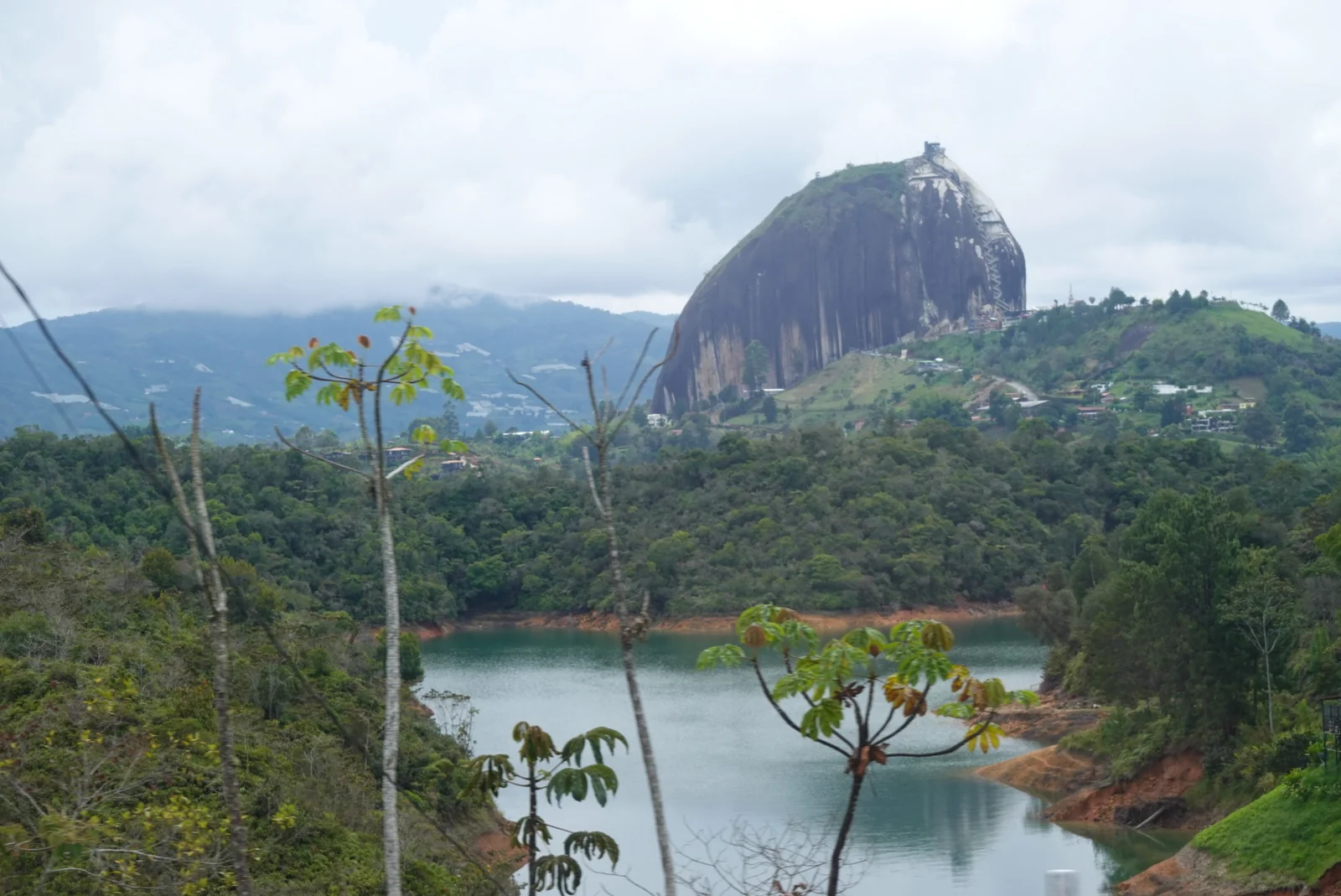 El Peñón de Guatapé sobre el paisaje verde y el agua del embalse.
