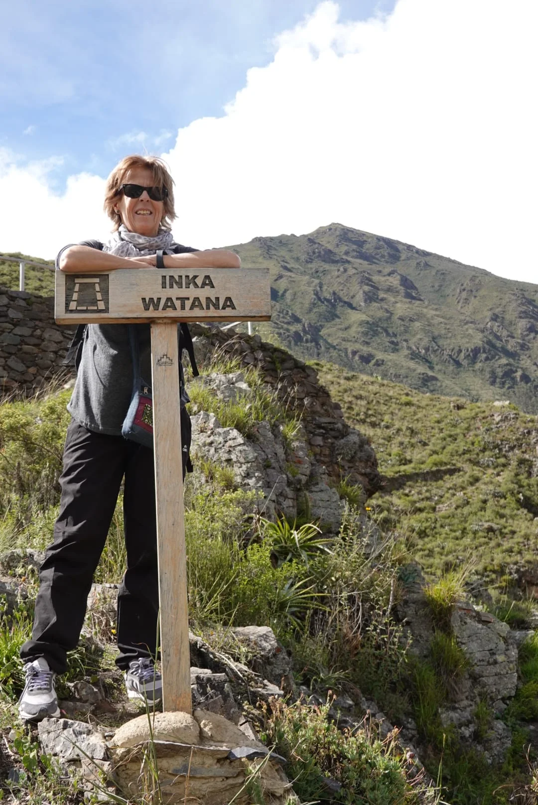 Gloria junto al Inka Watana durante un viaje por Perú