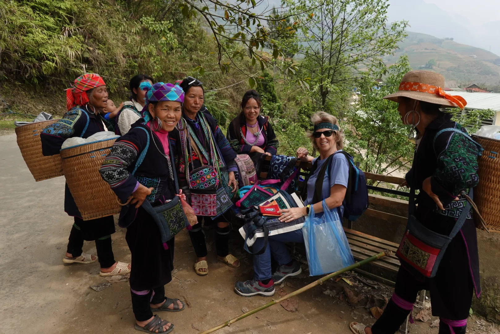 Gloria compartiendo un momento con un grupo de mujeres durante un viaje por Asia