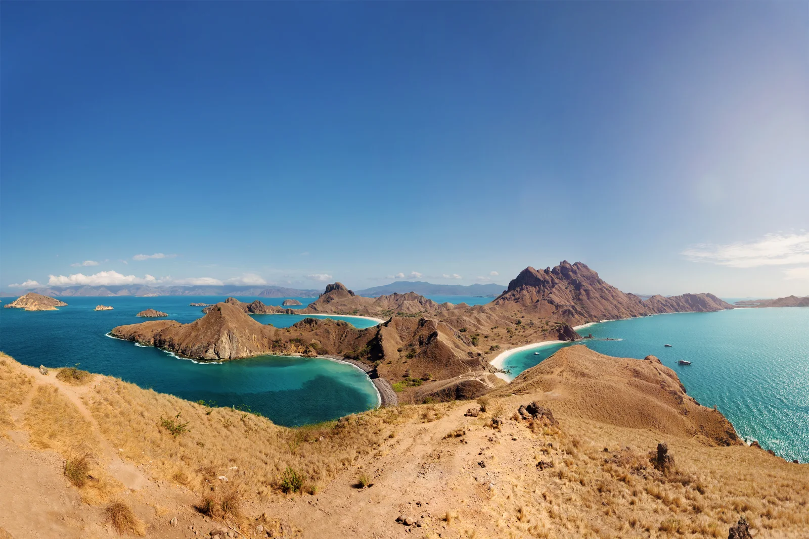 Panorámica de las bahías y colinas de la isla de Padar, en el Parque Nacional de Komodo.