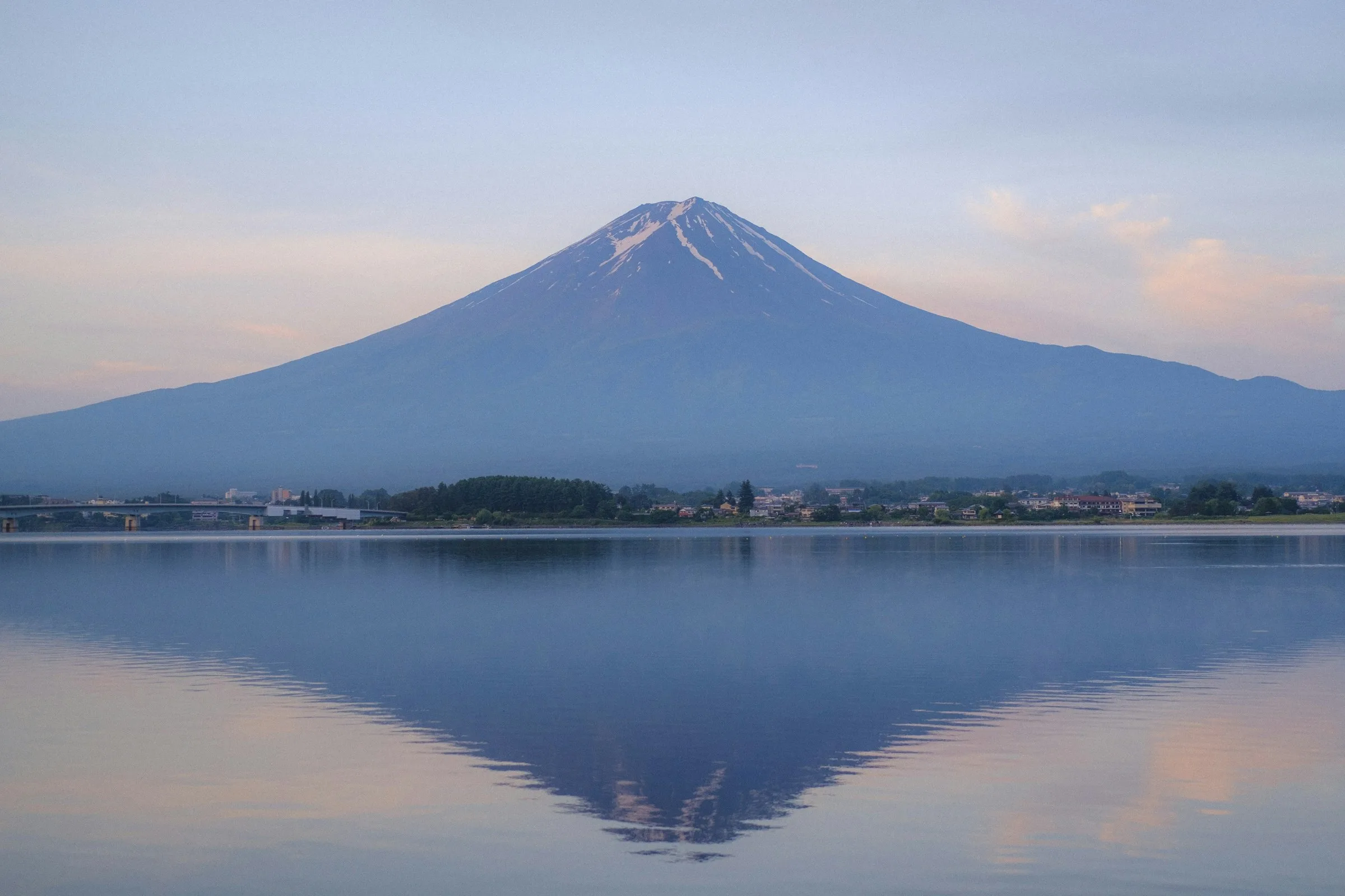 El monte Fuji se refleja en las aguas tranquilas del lago Kawaguchi al amanecer.