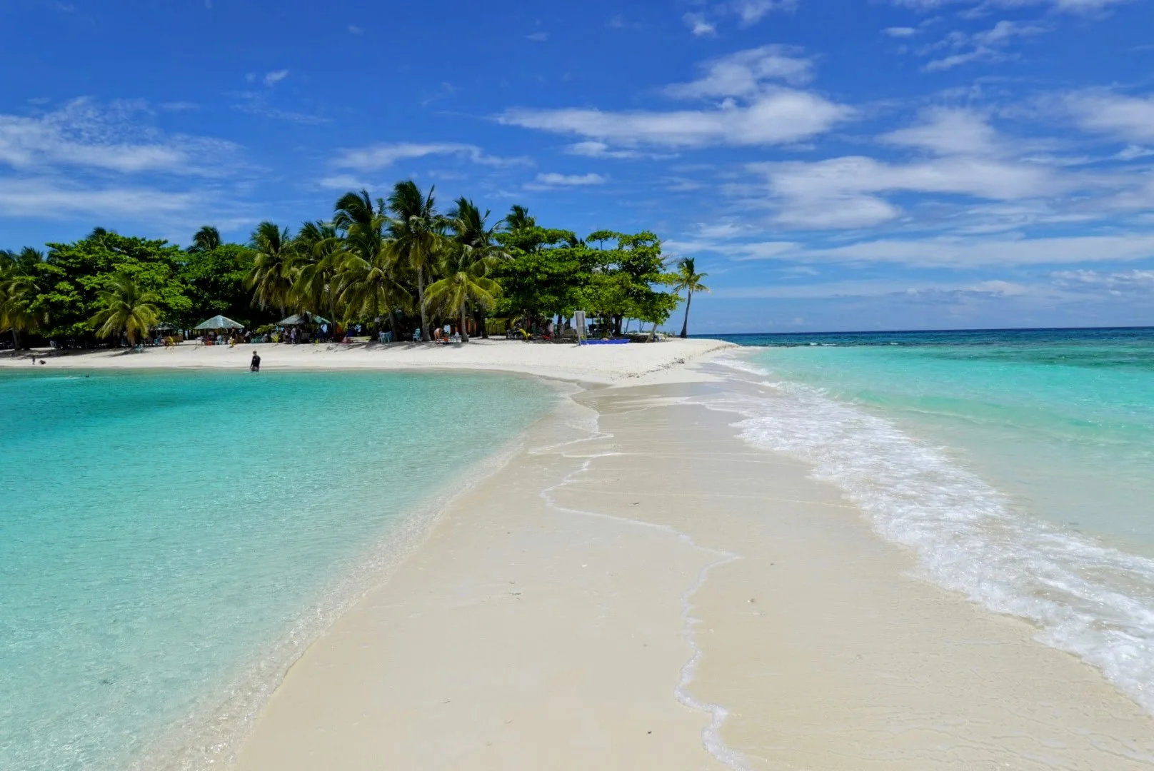 Playa de arena blanca y agua turquesa en Filipinas