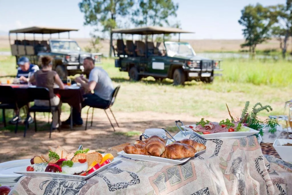 Desayuno preparado al aire libre durante el safari