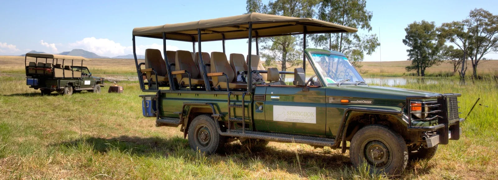 Vehículo preparado para un safari en la reserva