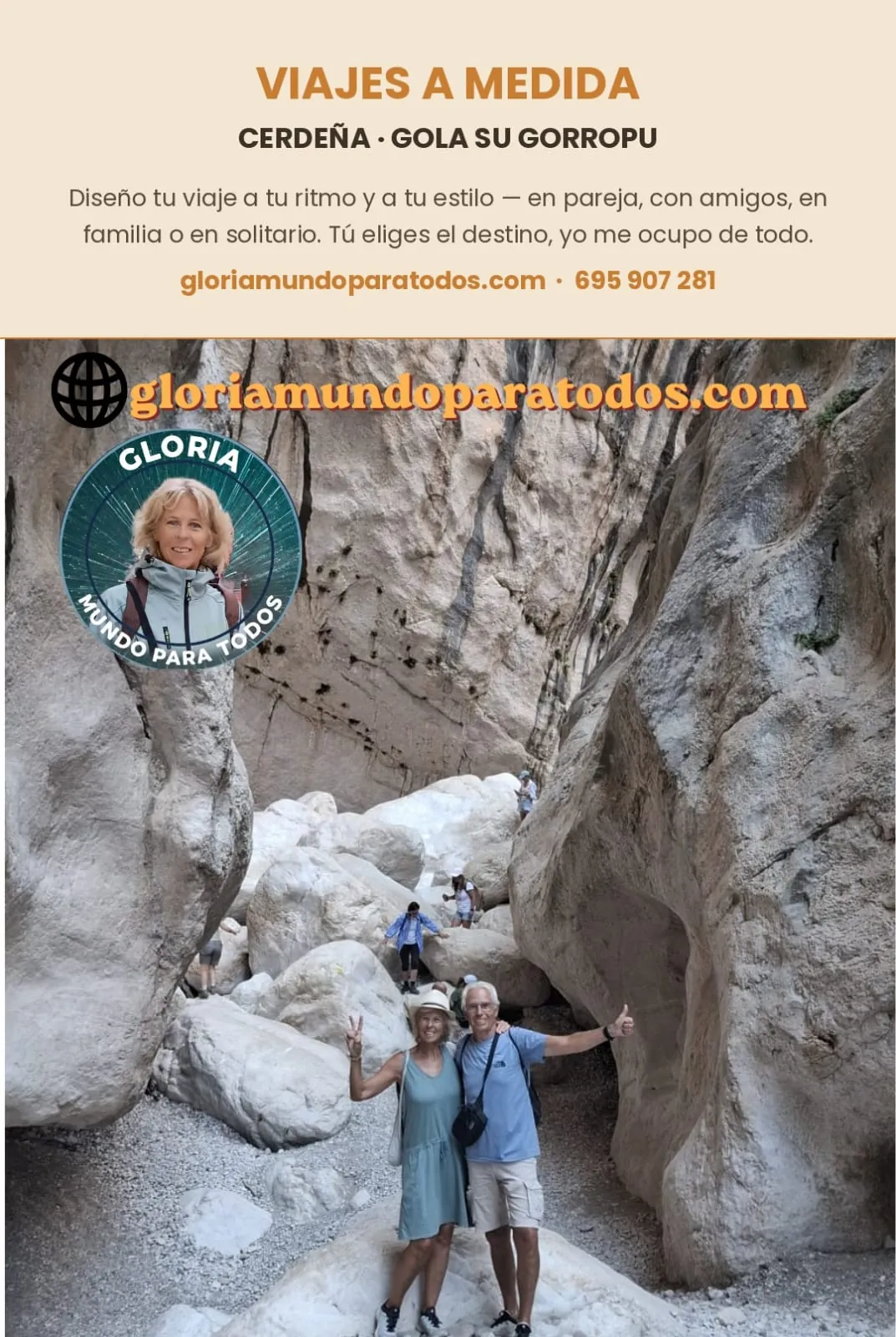 Dos viajeros recorren las enormes paredes y rocas calizas de la garganta de Gorropu en Cerdeña.