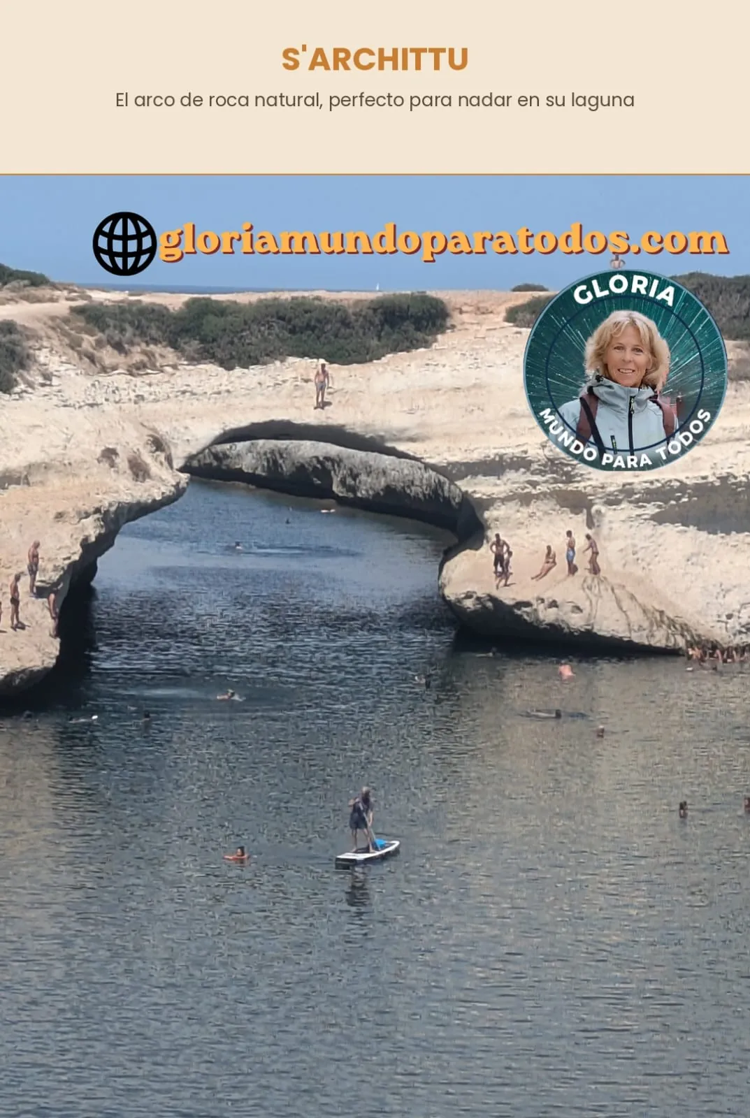 El arco natural de roca de S'Archittu protege una pequeña laguna donde nadan y reman los visitantes.