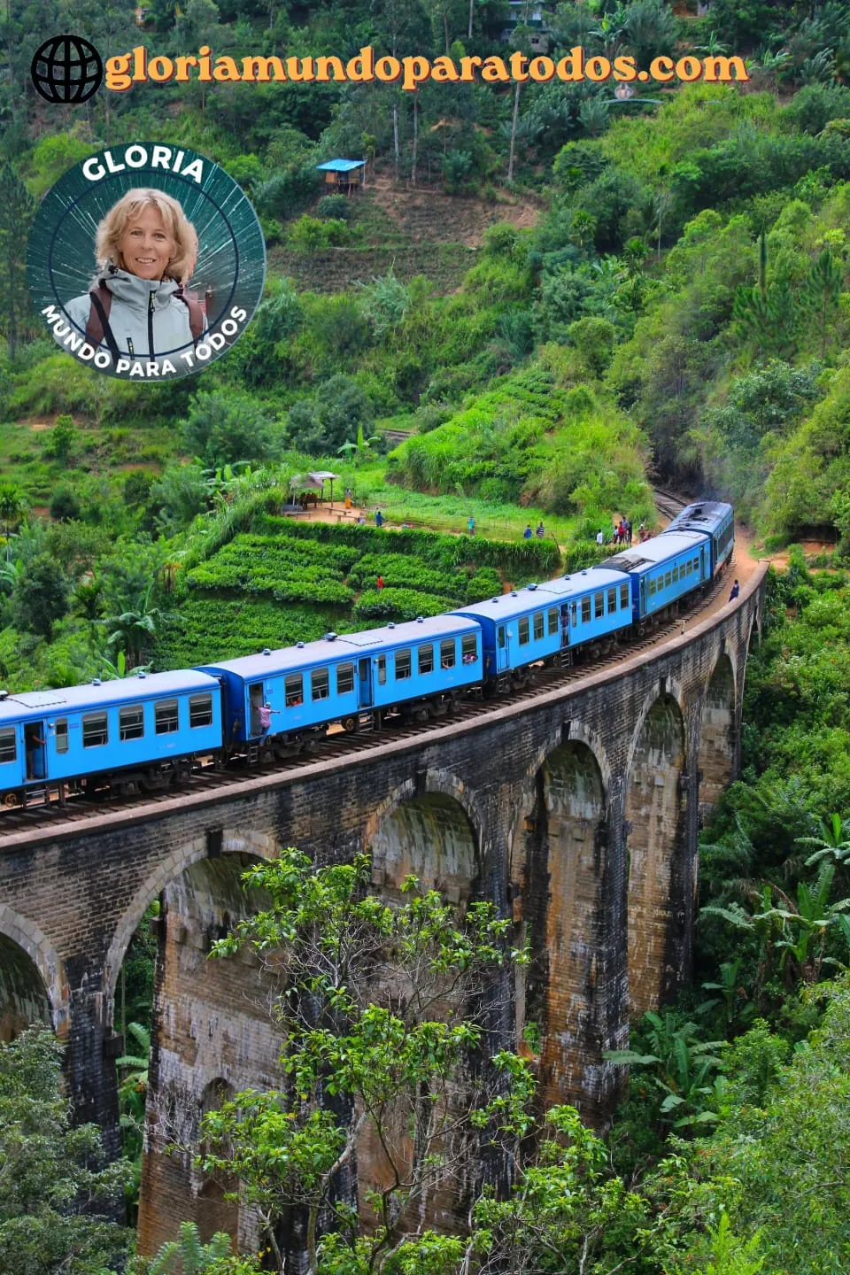 Un tren azul cruza el puente de los Nueve Arcos entre las colinas verdes de Ella.