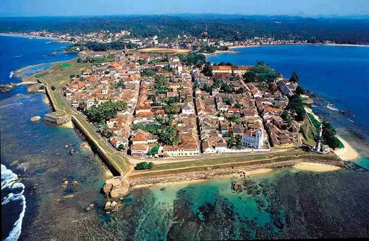 Vista aérea del recinto histórico de Galle, rodeado por el océano en Sri Lanka.
