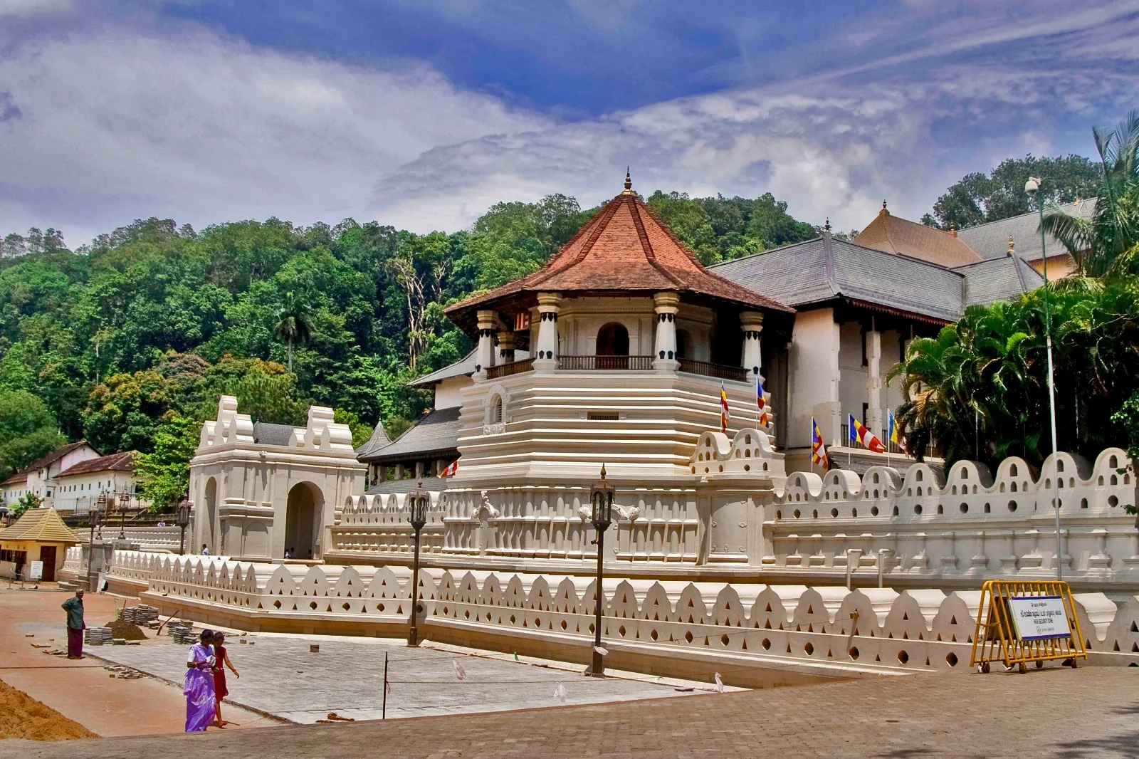 El Templo del Diente de Buda en Kandy se alza entre jardines tropicales.