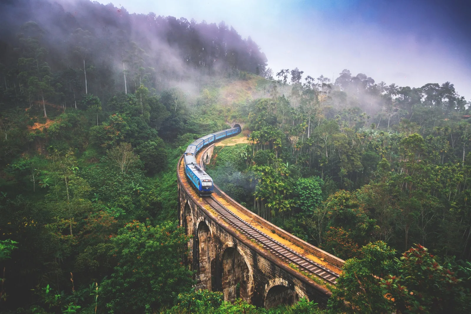 Tren en el puente de los Nueve Arcos en Sri Lanka